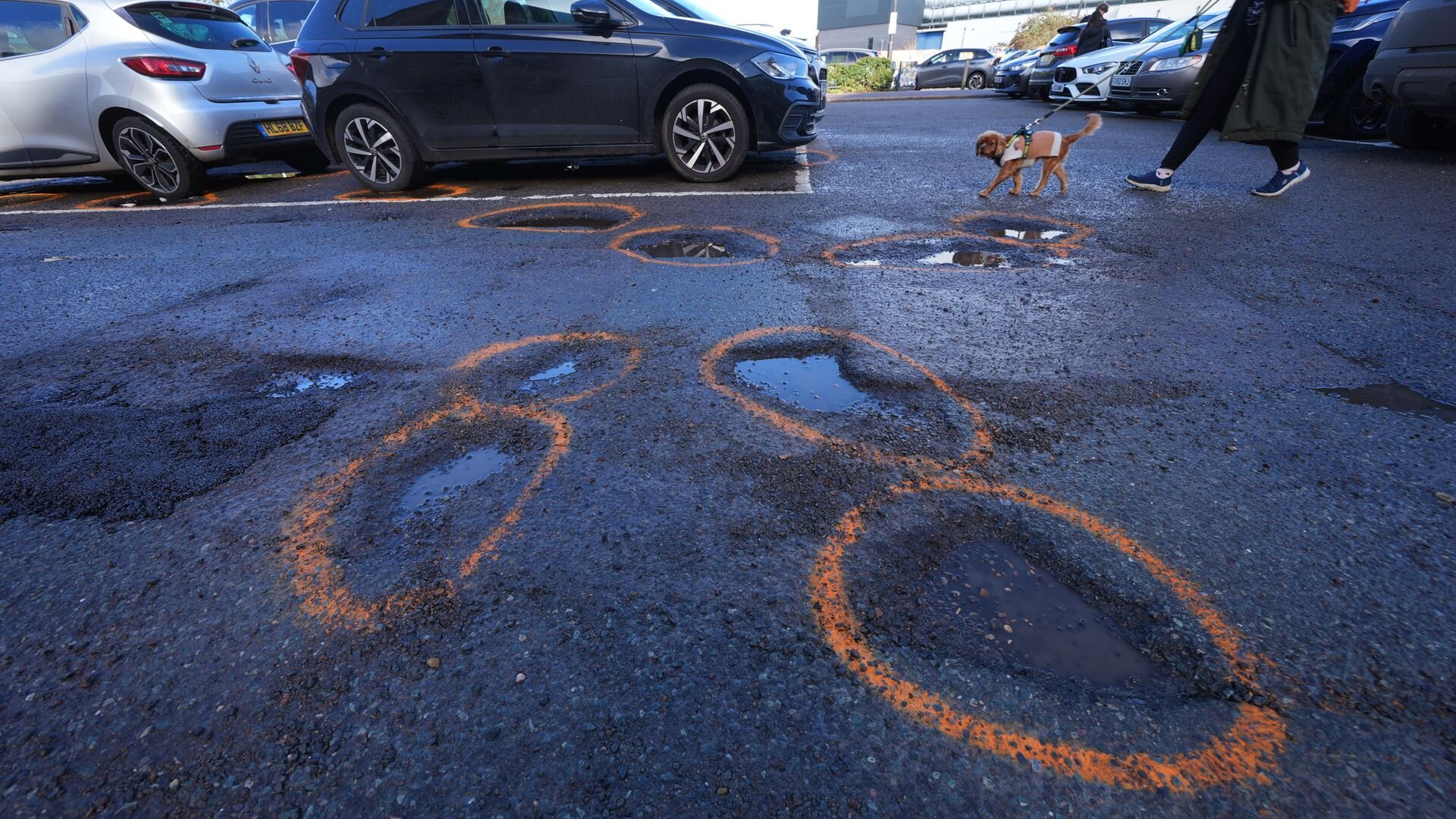 Rain leads to surge in vehicle breakdowns caused by potholes
